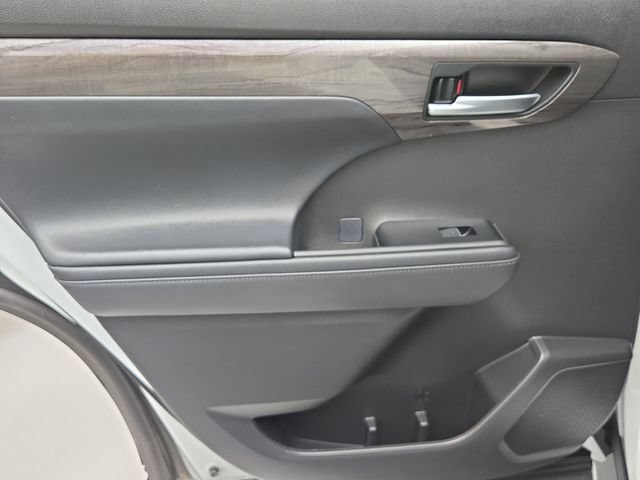 Certified 2025 Toyota Highlander Limited AWD/4WD image 16