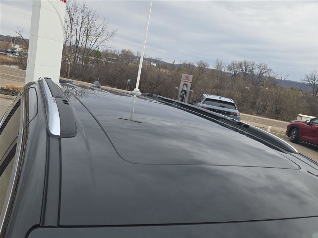 Used 2025 Chrysler Pacifica Pinnacle w/ Trailer Tow Group AWD/4WD image 8
