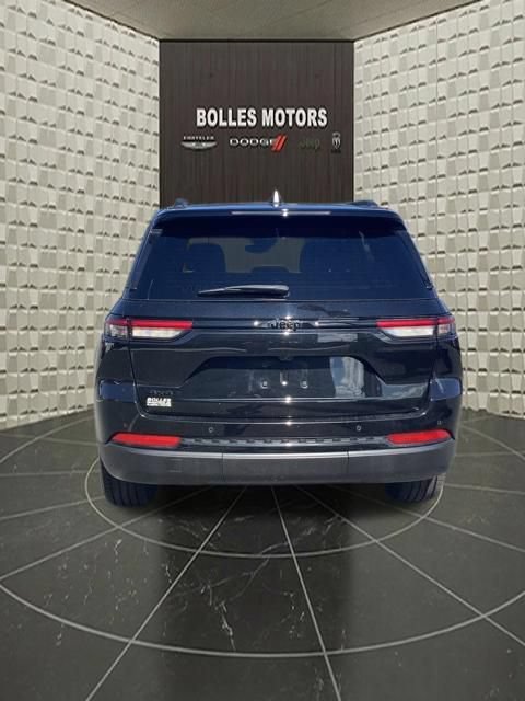 Used 2023 Jeep Grand Cherokee Altitude AWD/4WD image 7