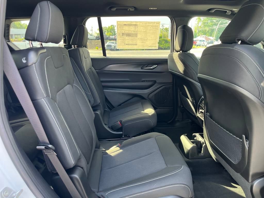 New 2025 Jeep Grand Cherokee L Laredo w/ Luxury Tech Group I image 17