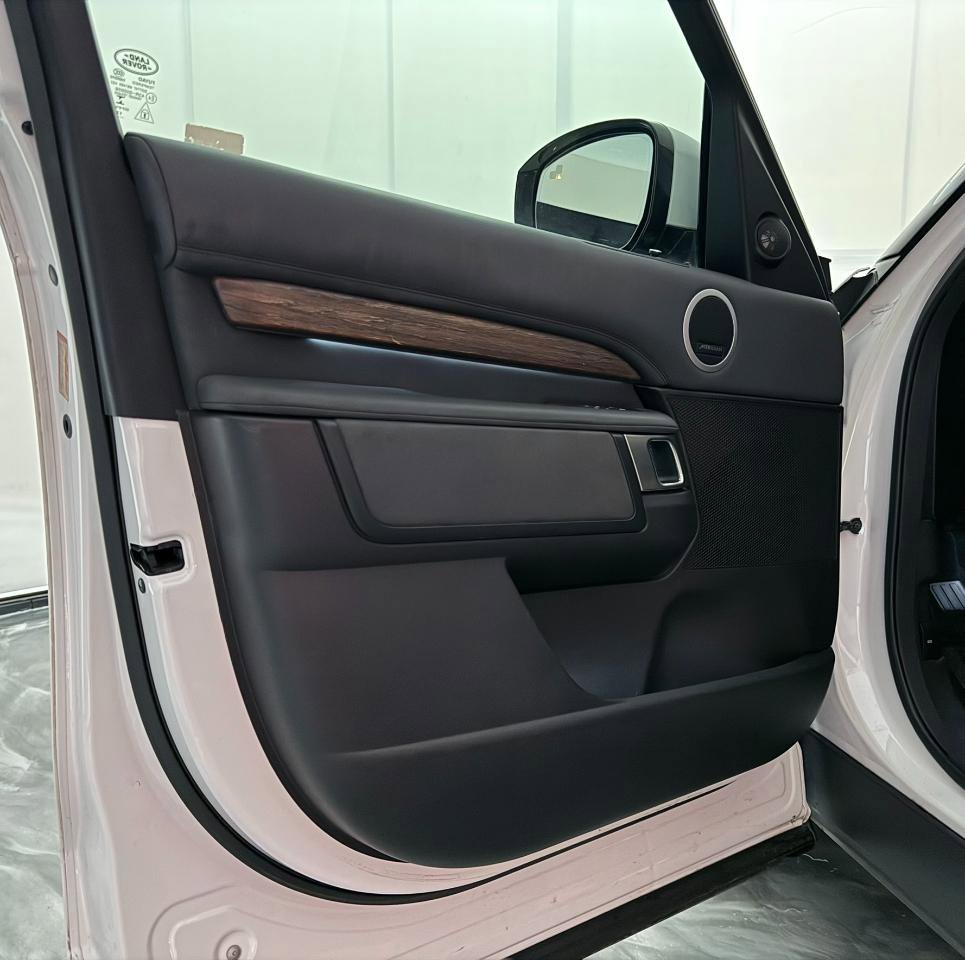 Used 2018 Land Rover Discovery HSE AWD/4WD image 17