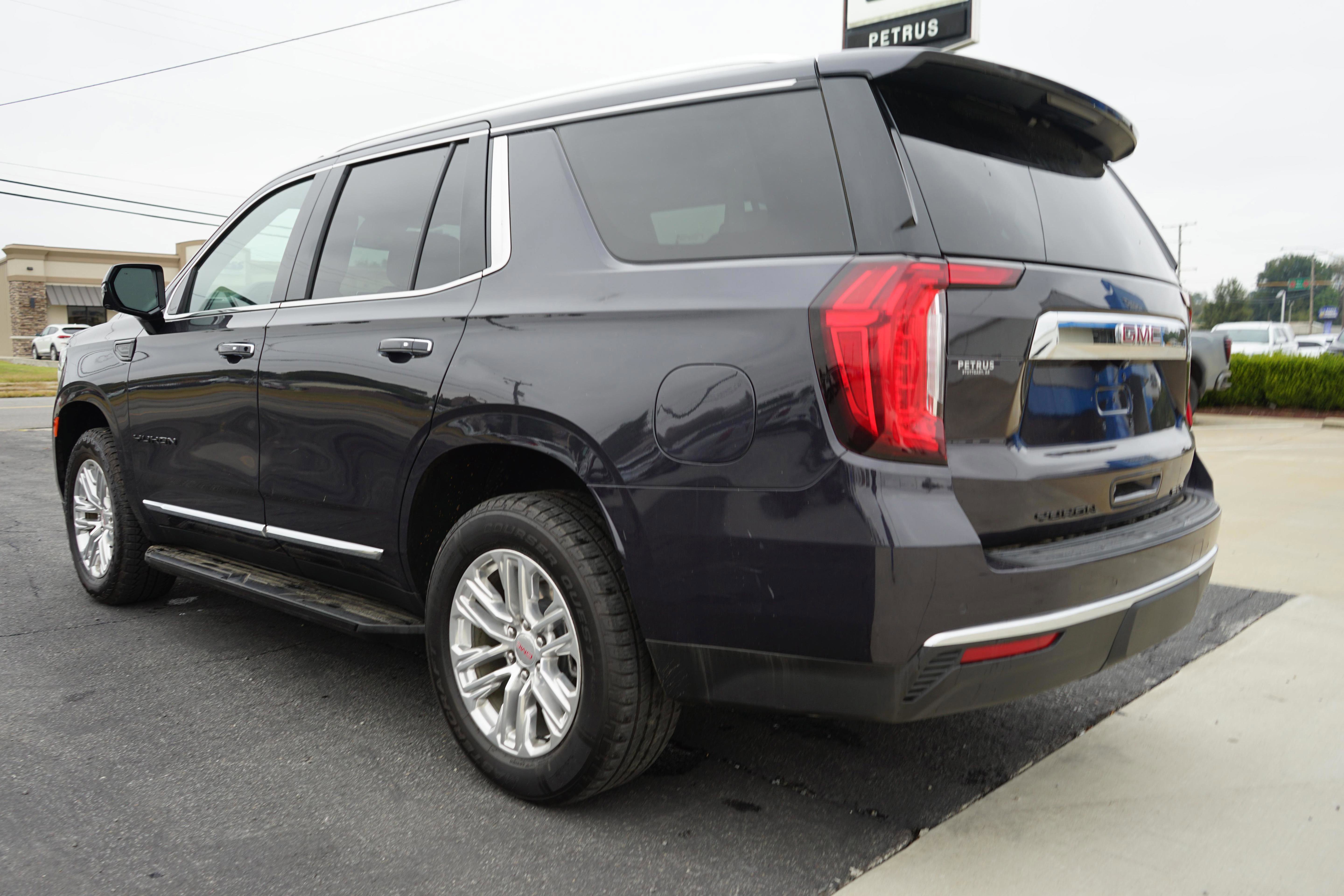 Used 2023 GMC Yukon SLT w/ SLT Premium Package AWD/4WD image 3