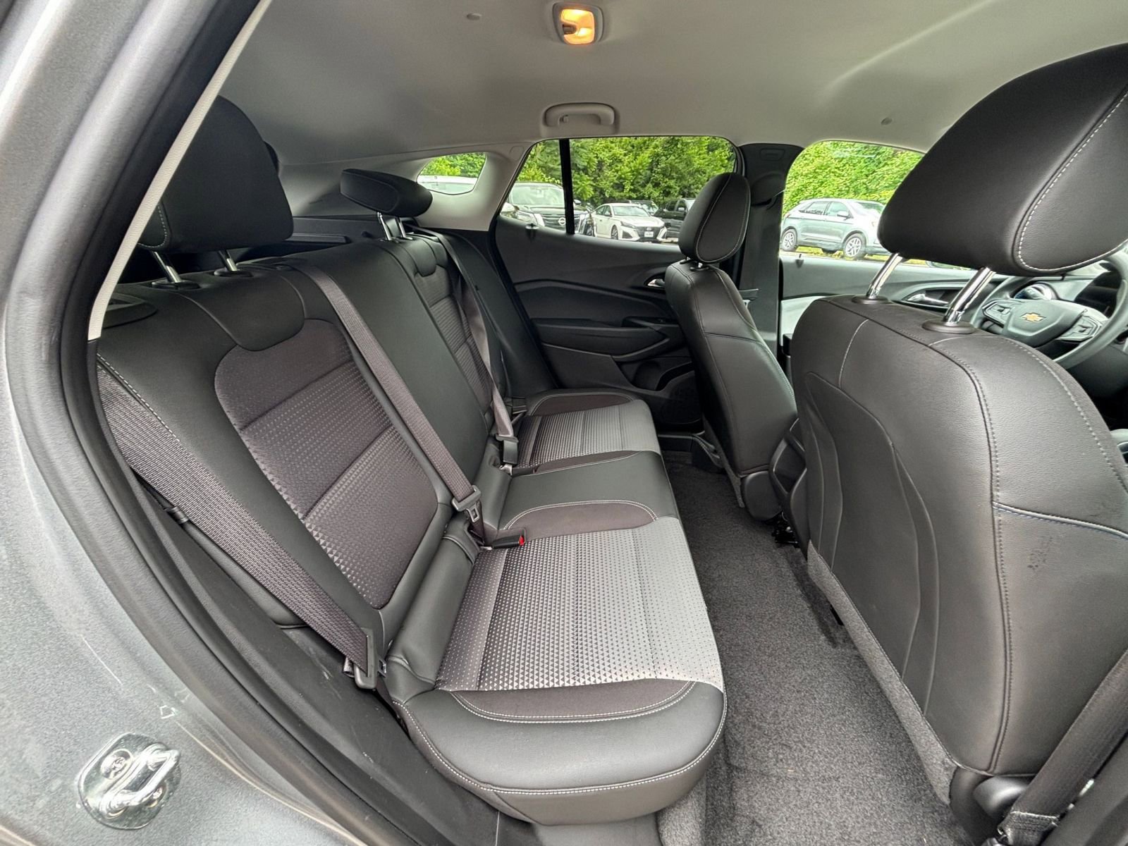 Used 2025 Chevrolet Trax LT FWD image 38