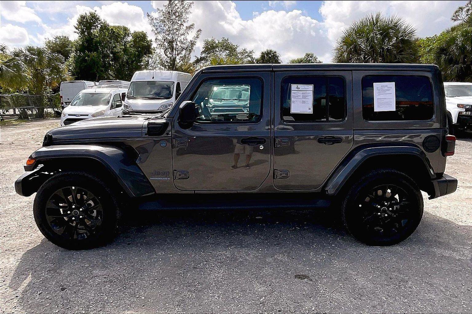 Used 2025 Jeep Wrangler Sahara AWD/4WD image 29