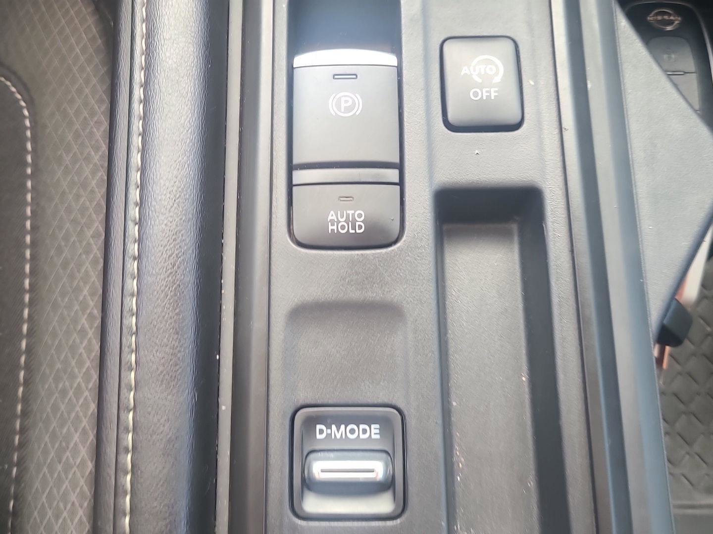 Used 2024 Nissan Pathfinder S image 16