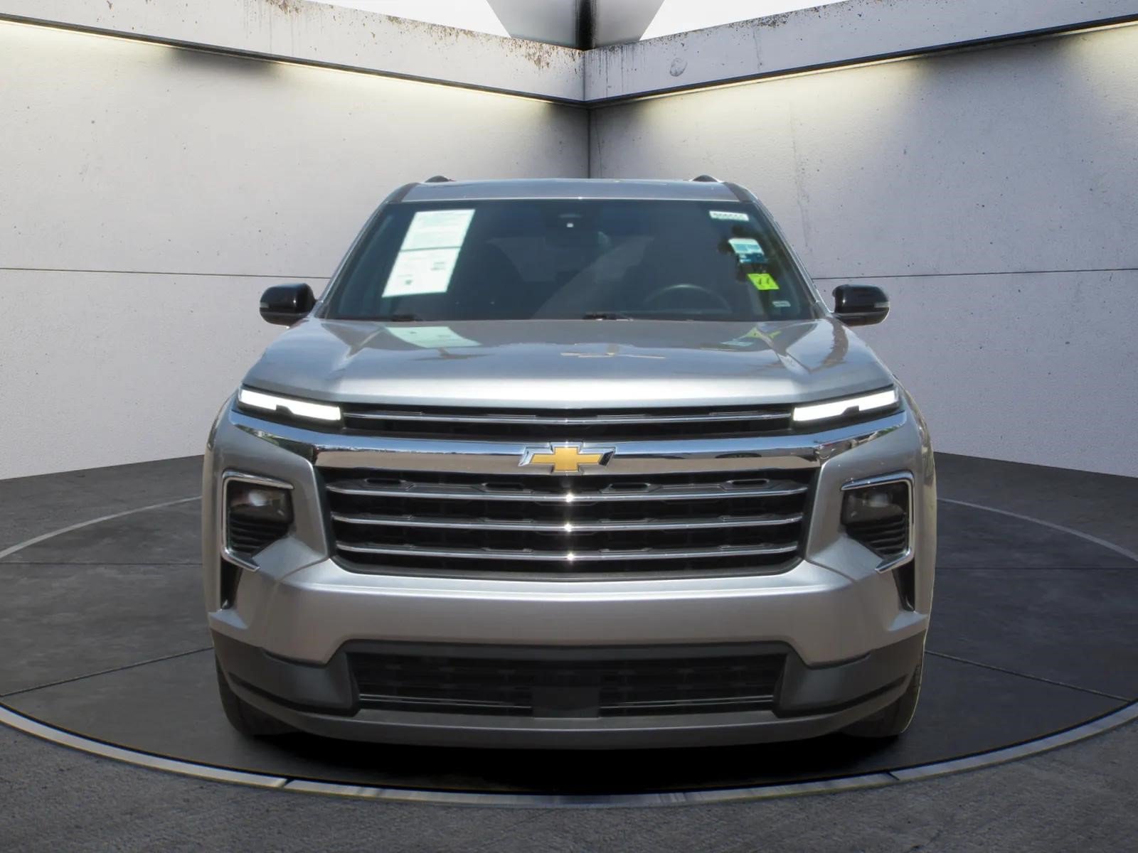 Used 2025 Chevrolet Traverse LT FWD image 3