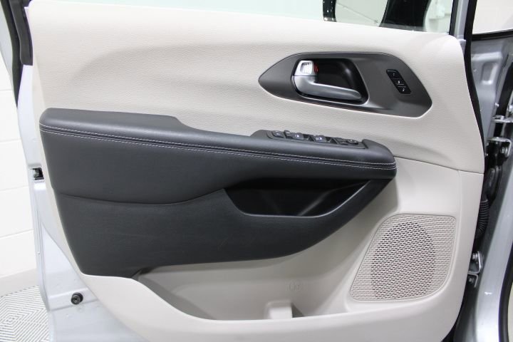 Used 2024 Chrysler Pacifica Touring-L image 33
