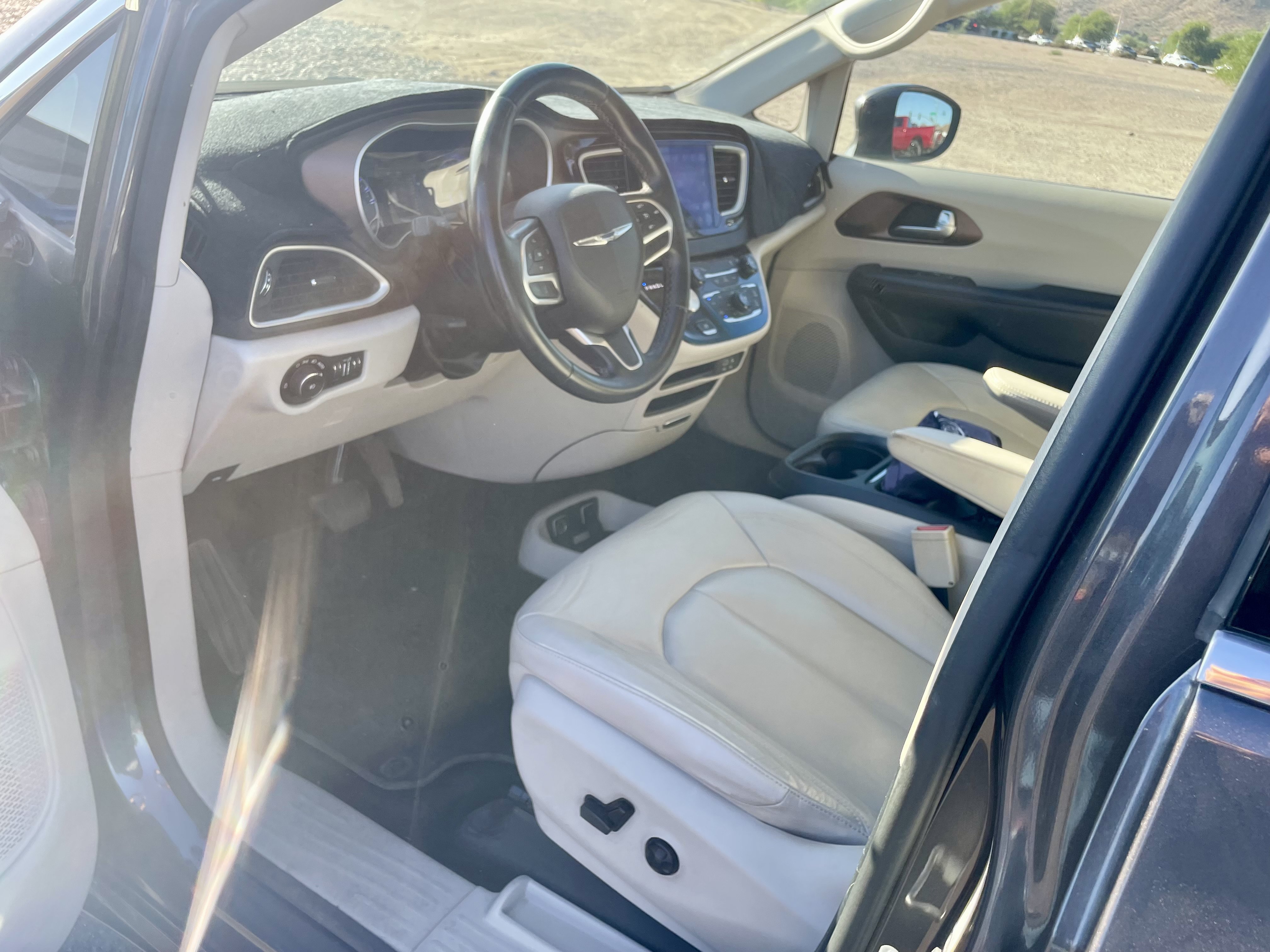 Used 2017 Chrysler Pacifica Touring-L FWD image 9