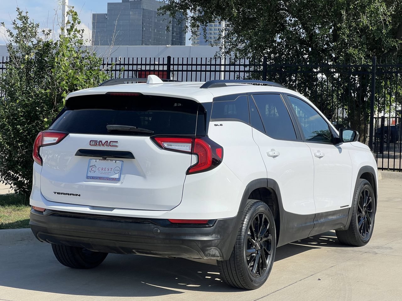 Used 2023 GMC Terrain SLE w/ Driver Convenience Package FWD image 4