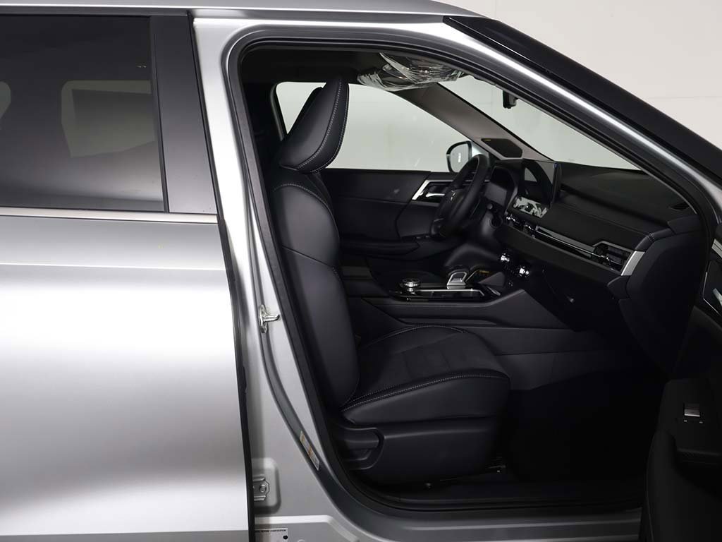 New 2025 Mitsubishi Outlander SE image 35