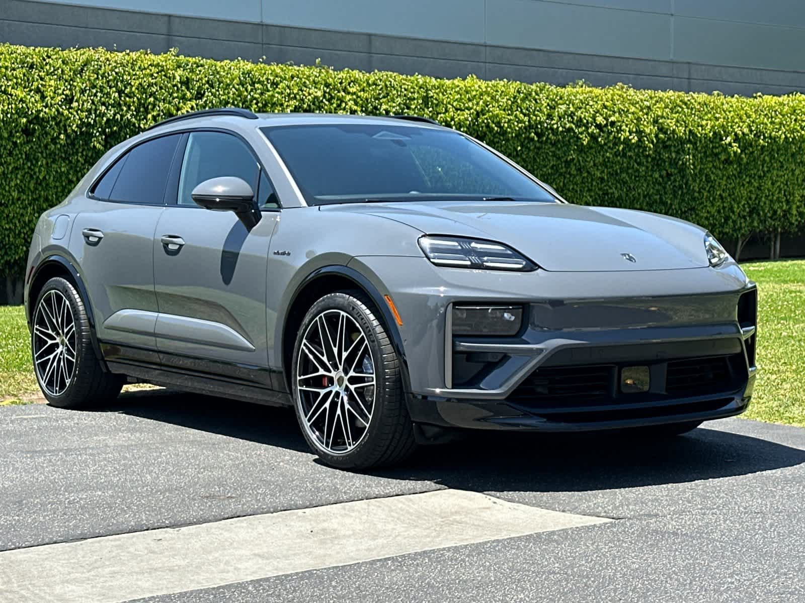 New 2026 Porsche Macan Turbo Electric AWD/4WD image 10