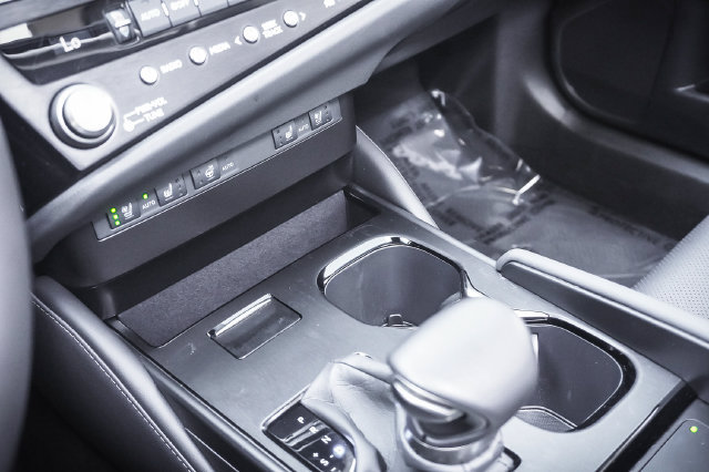 Certified 2025 Lexus ES 300h w/ Premium Package FWD image 17