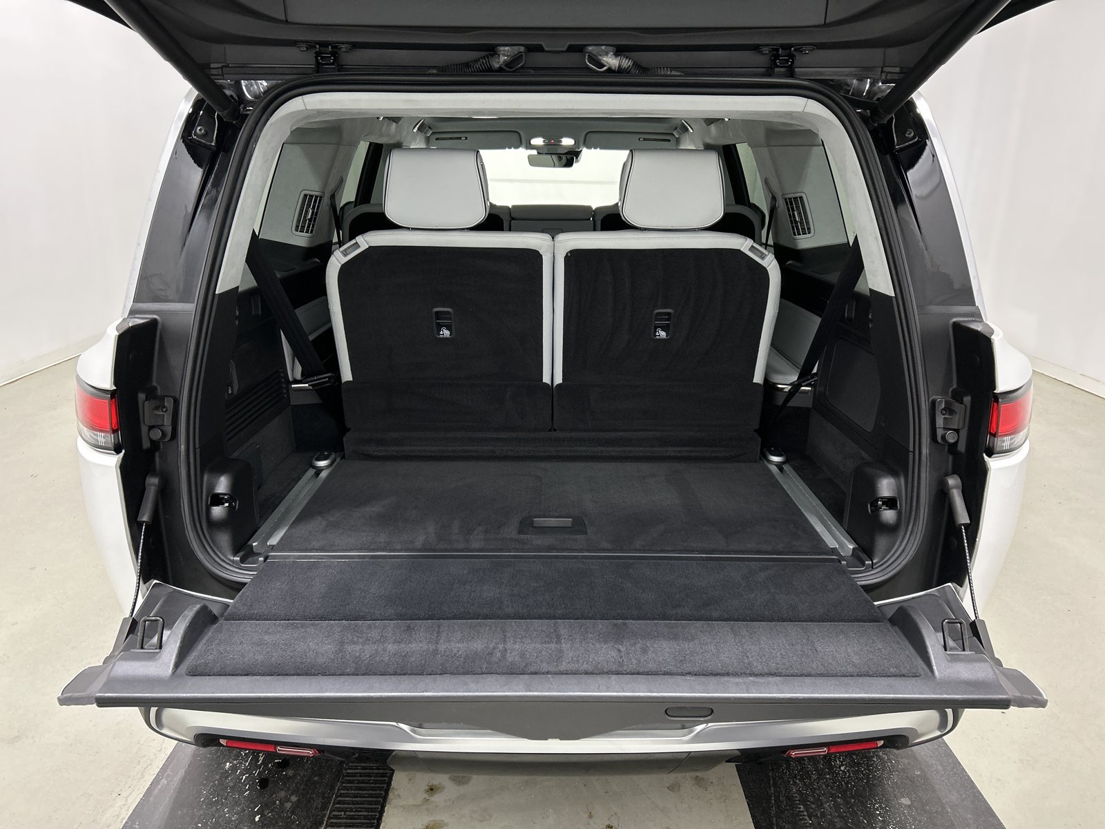 Used 2024 Rivian R1S Adventure AWD/4WD image 15