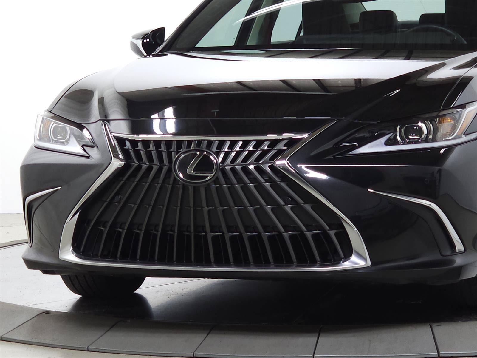 Used 2025 Lexus ES 350 w/ Premium Package FWD image 3