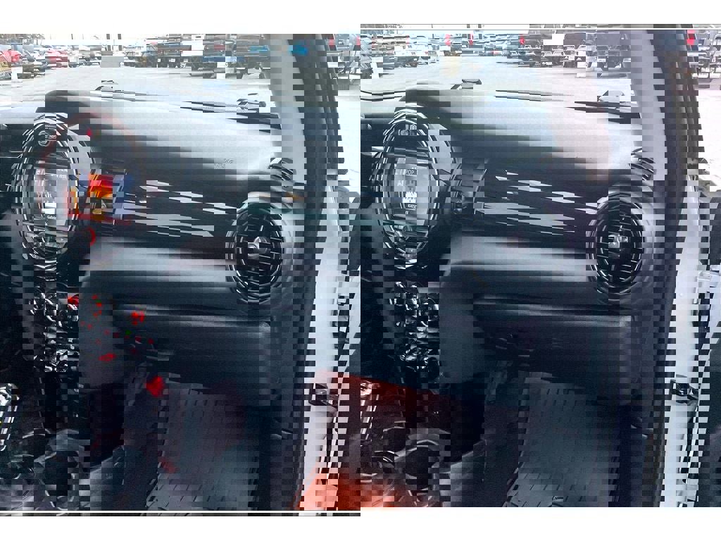 Used 2020 MINI Cooper 2-Door Hardtop image 18