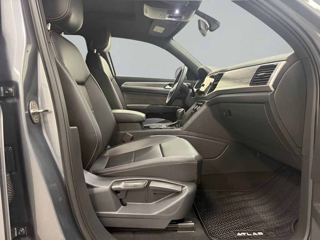 Used 2022 Volkswagen Atlas Cross Sport SE w/ Panoramic Sunroof Package FWD image 14
