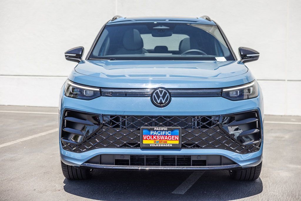 New 2026 Volkswagen Tiguan SE R-Line FWD image 2