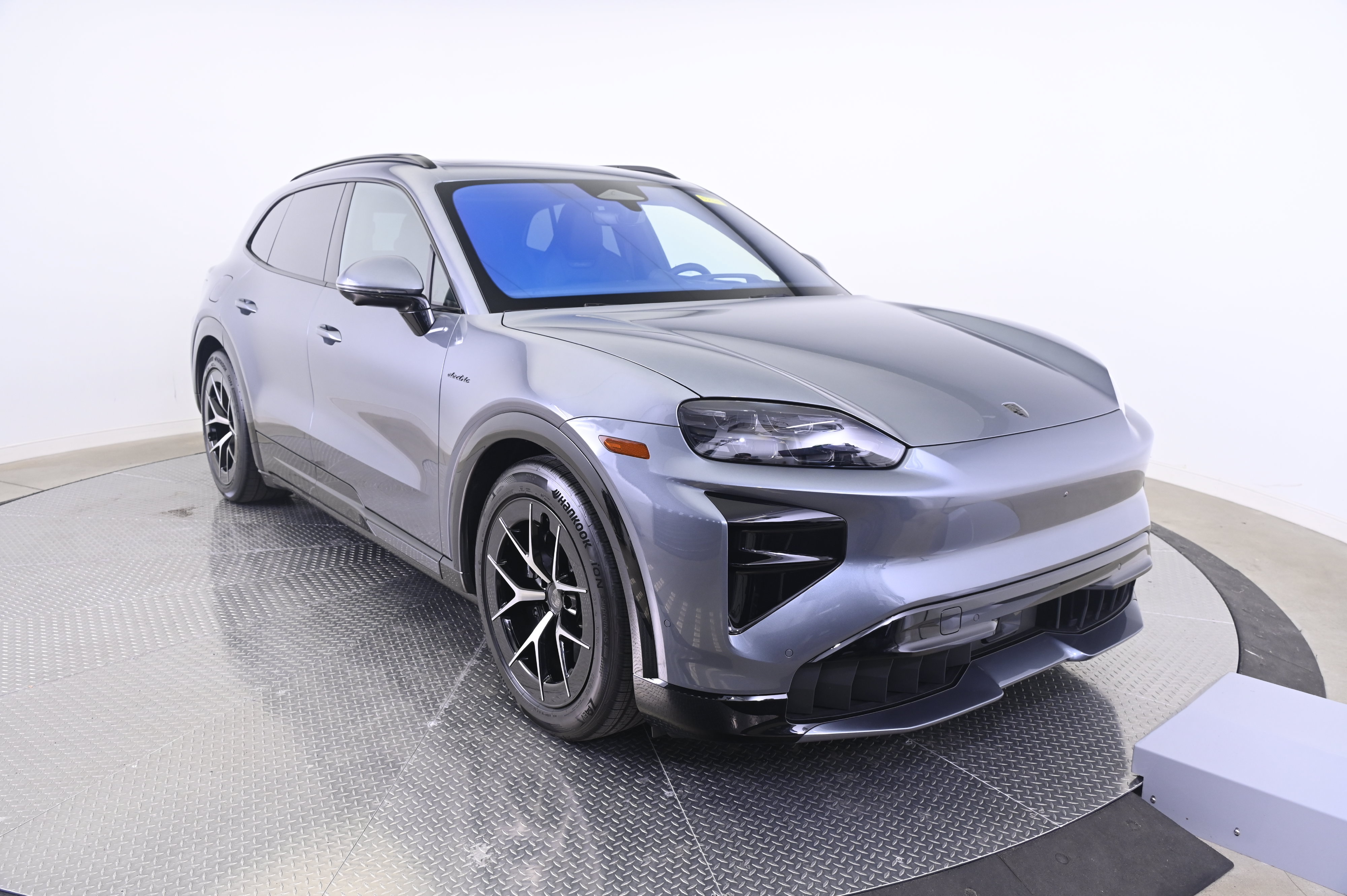 Certified 2026 Porsche Cayenne Turbo AWD/4WD image 9