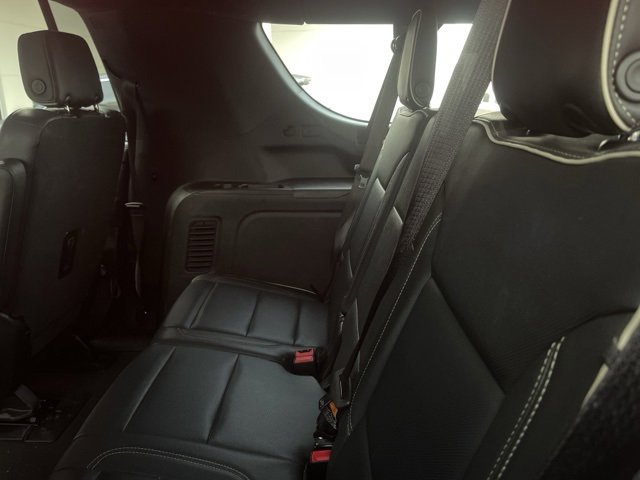 Used 2023 Chevrolet Suburban Premier image 4