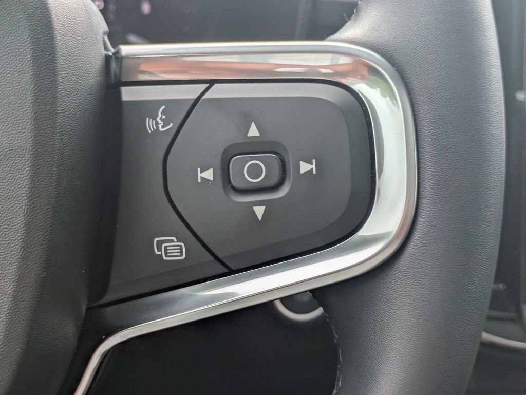 Certified 2025 Volvo XC40 B5 Core AWD/4WD image 28