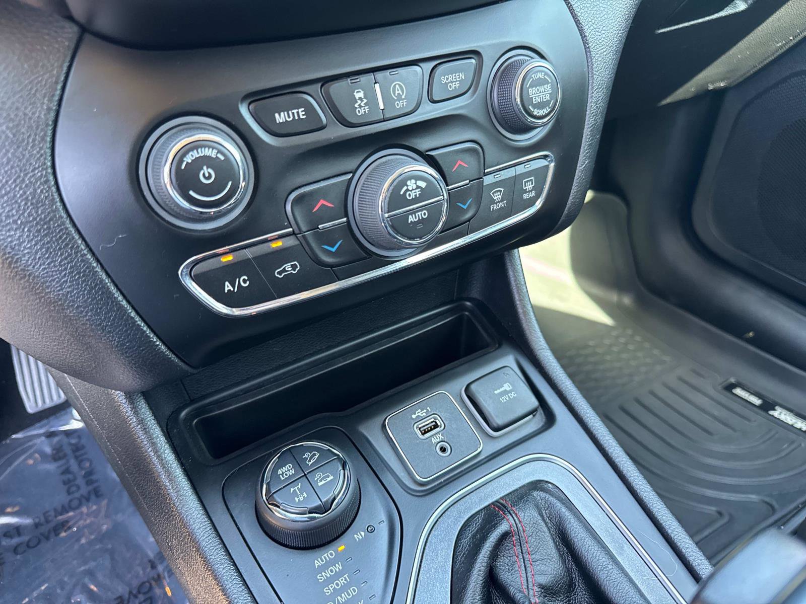 Used 2019 Jeep Cherokee Trailhawk AWD/4WD image 24