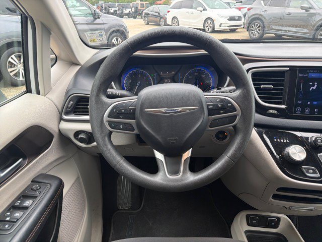 Used 2017 Chrysler Pacifica Touring w/ Tire & Wheel Group FWD image 16