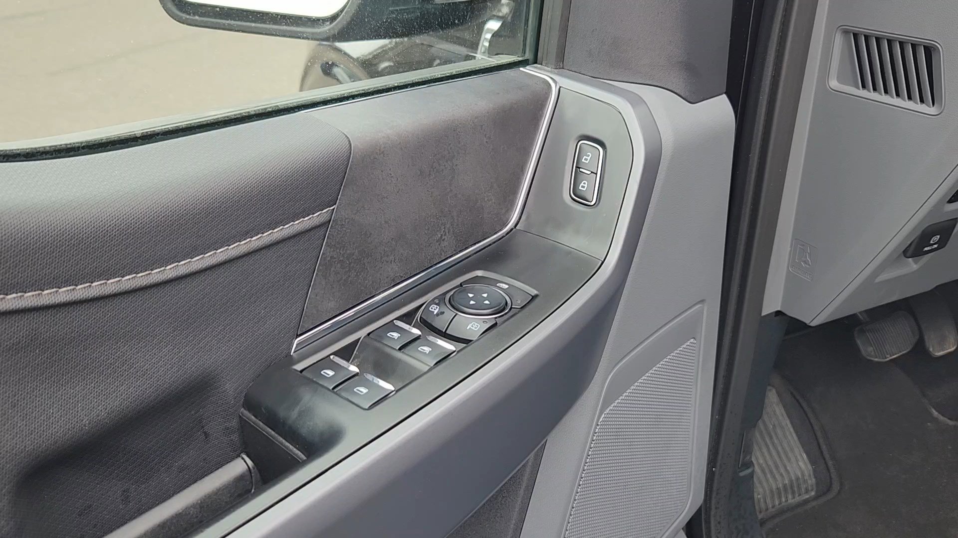 Used 2025 Ford F150 XLT w/ Equipment Group 301A Standard AWD/4WD image 7