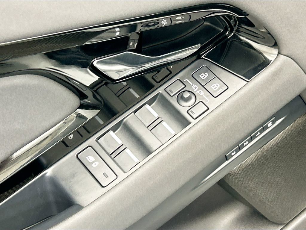 Used 2025 Land Rover Range Rover Evoque S image 22