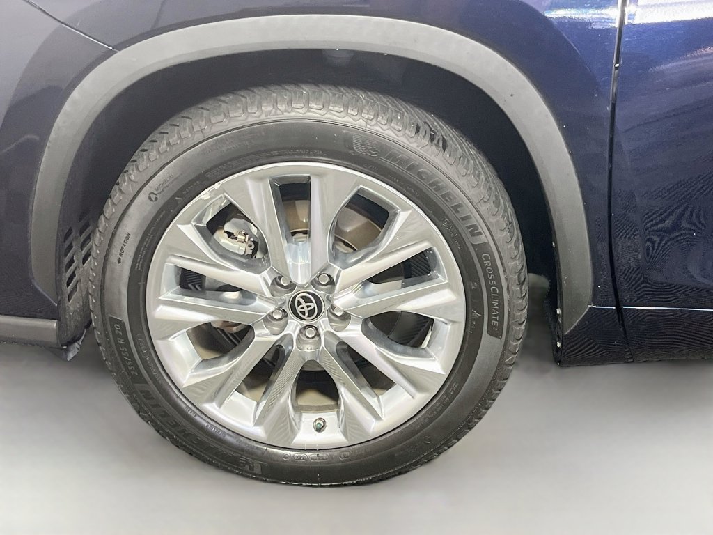 Used 2021 Toyota Highlander Limited FWD image 11