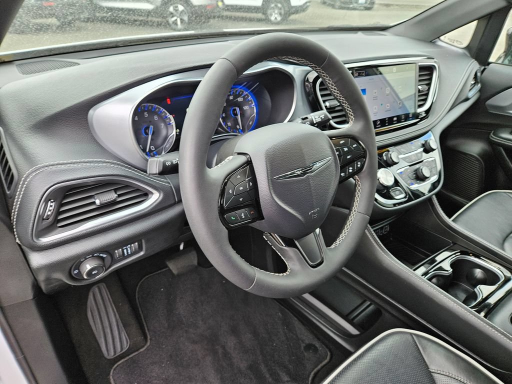 Used 2025 Chrysler Pacifica Limited FWD image 22