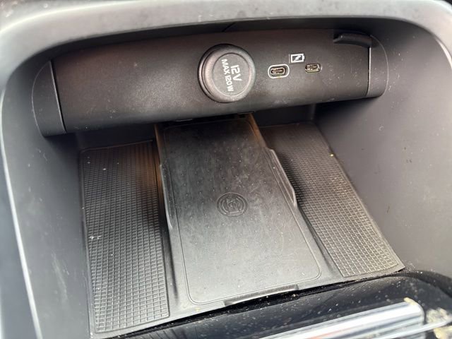 Used 2023 Volvo XC40 Recharge Plus image 25
