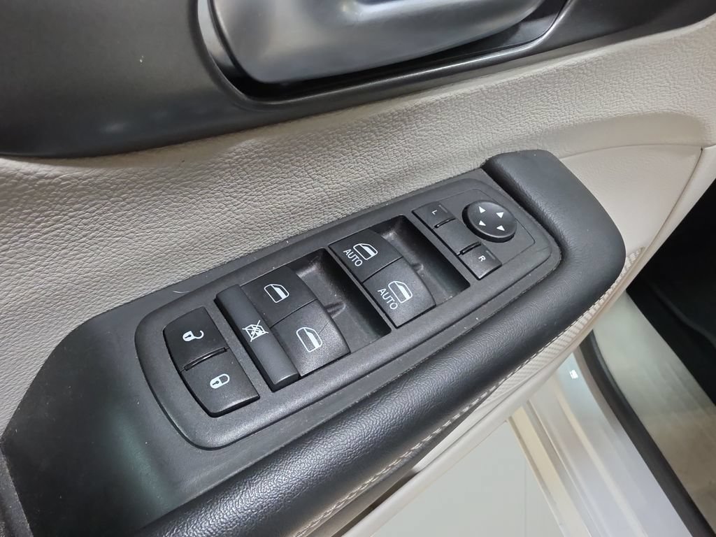 Used 2024 Chrysler Pacifica Touring-L FWD image 14