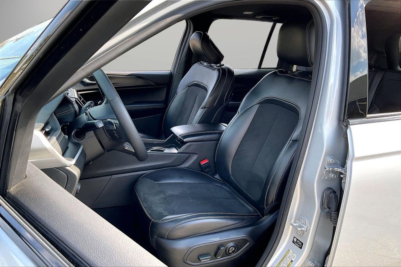 Certified 2025 Jeep Grand Cherokee Altitude image 21