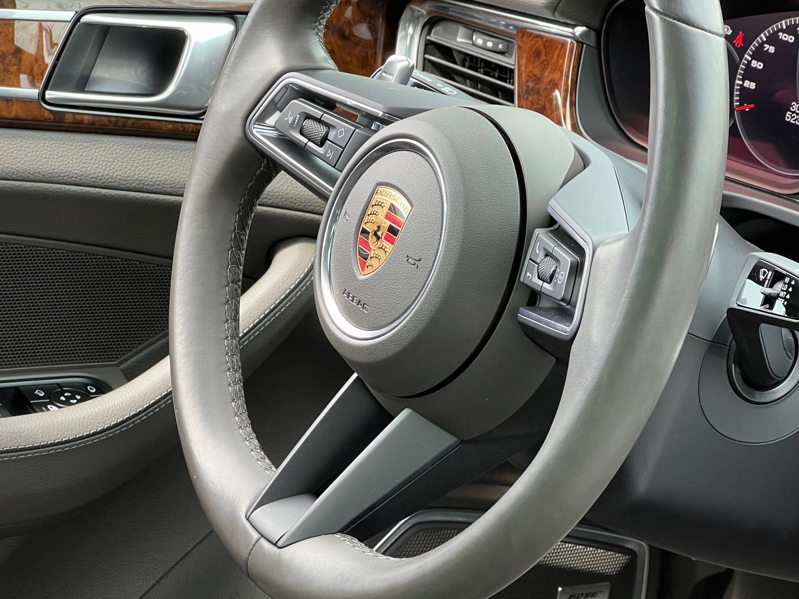 Certified 2023 Porsche Panamera 4 Platinum Edition image 32