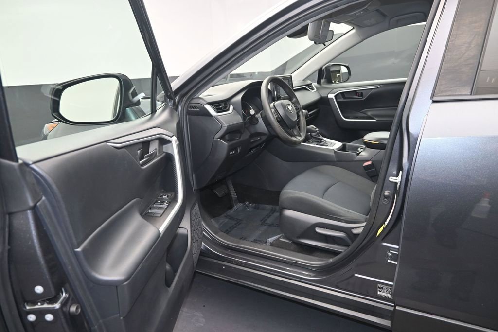 Used 2021 Toyota RAV4 LE FWD image 10