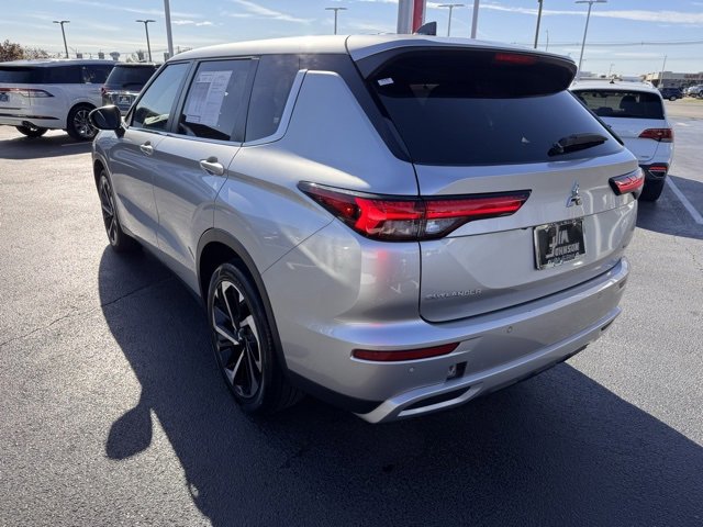 Used 2024 Mitsubishi Outlander SE image 3