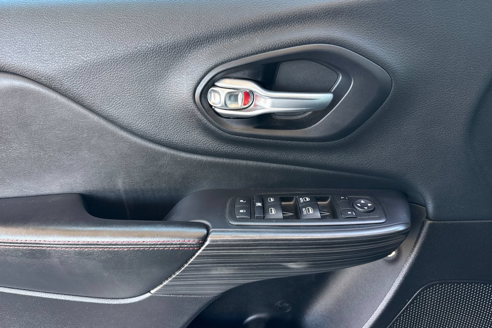 Used 2015 Jeep Cherokee Trailhawk AWD/4WD image 16