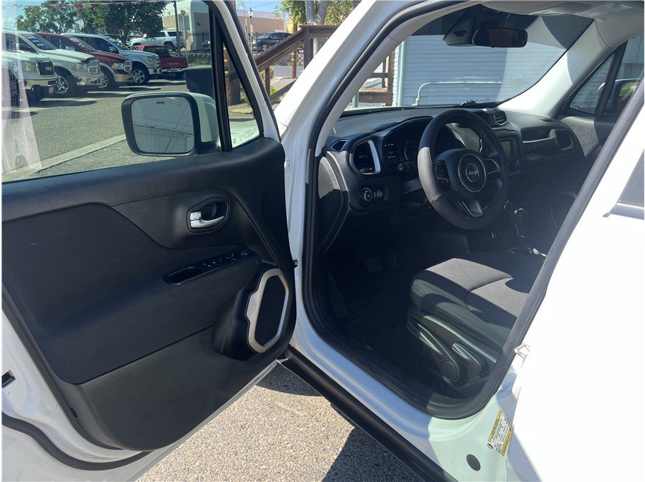 Used 2017 Jeep Renegade Latitude FWD image 11