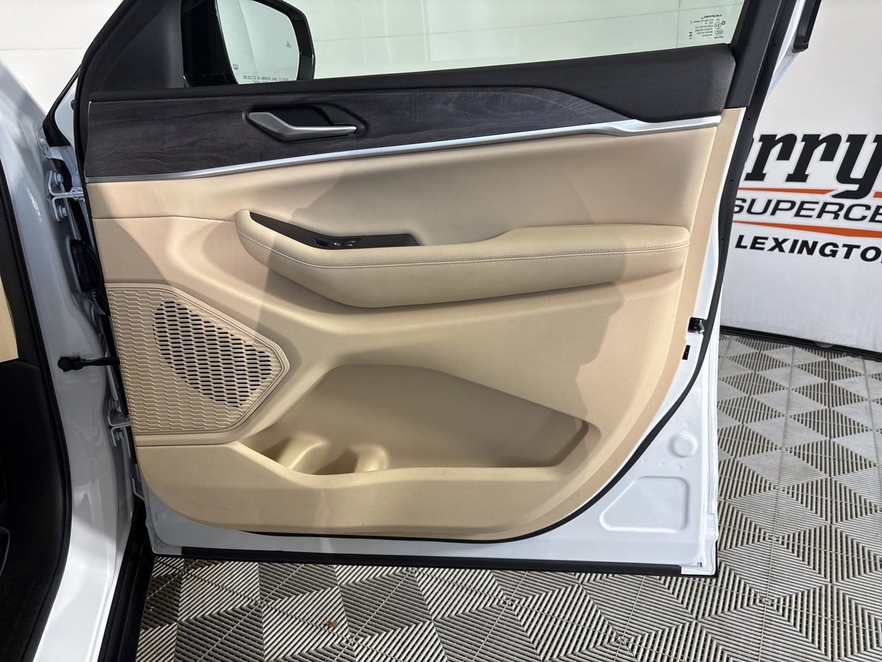 Used 2024 Jeep Grand Cherokee L Limited w/ Luxury Tech Group II image 29