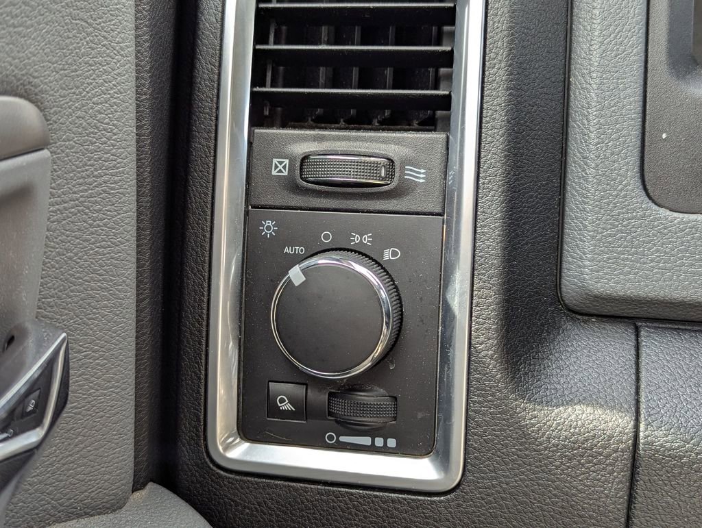 Used 2018 RAM 1500 Classic SLT AWD/4WD image 13