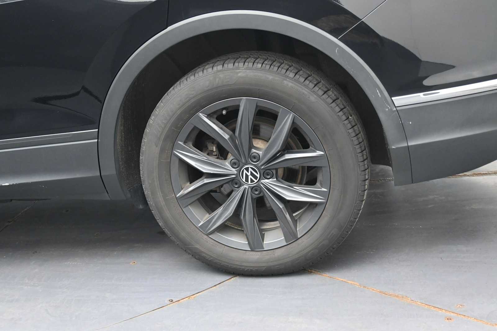 Used 2024 Volkswagen Tiguan SE w/ Panoramic Sunroof Package AWD/4WD image 5