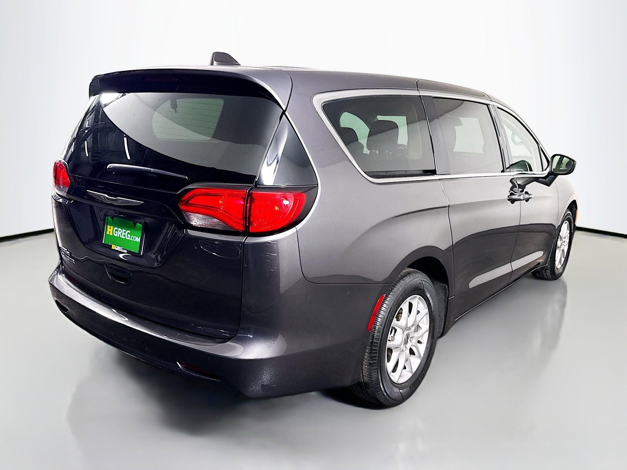 Used 2023 Chrysler Voyager LX image 10