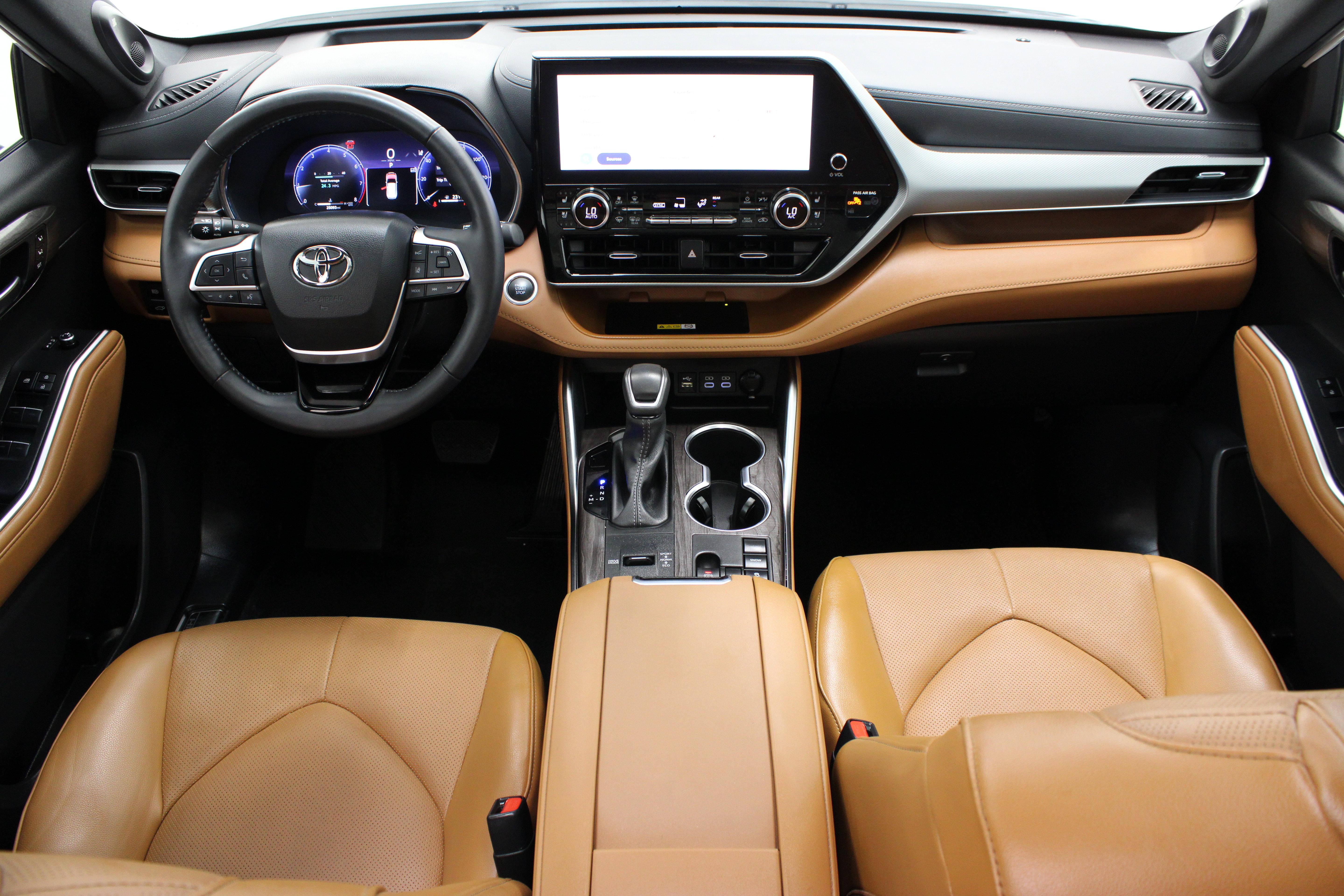 Used 2024 Toyota Highlander Platinum FWD image 33