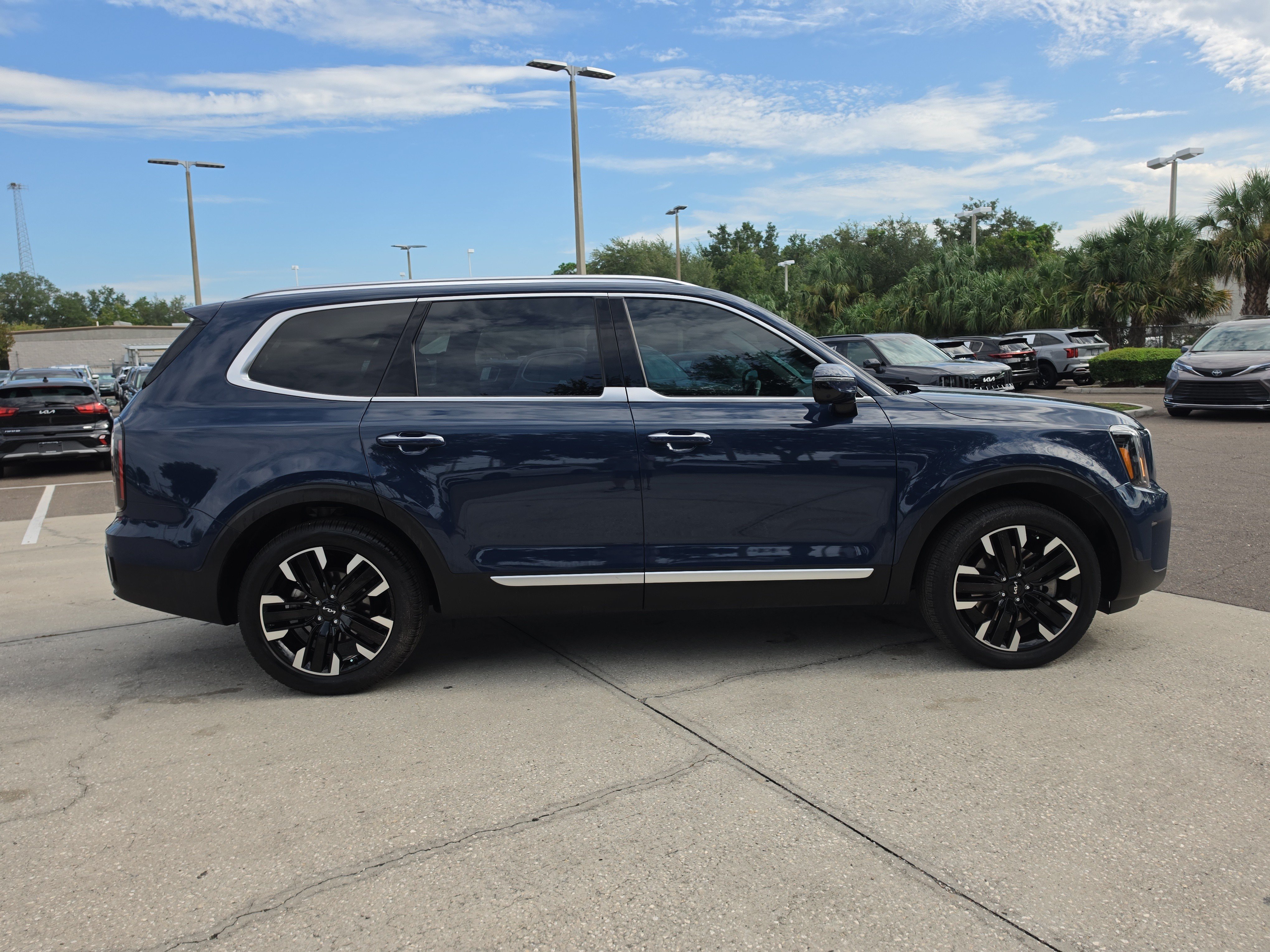 Used 2024 Kia Telluride SX w/ Towing Package FWD image 9