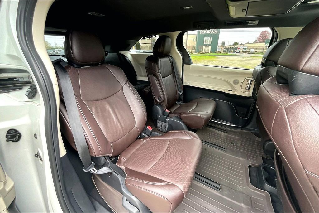 Used 2021 Toyota Sienna Platinum image 18