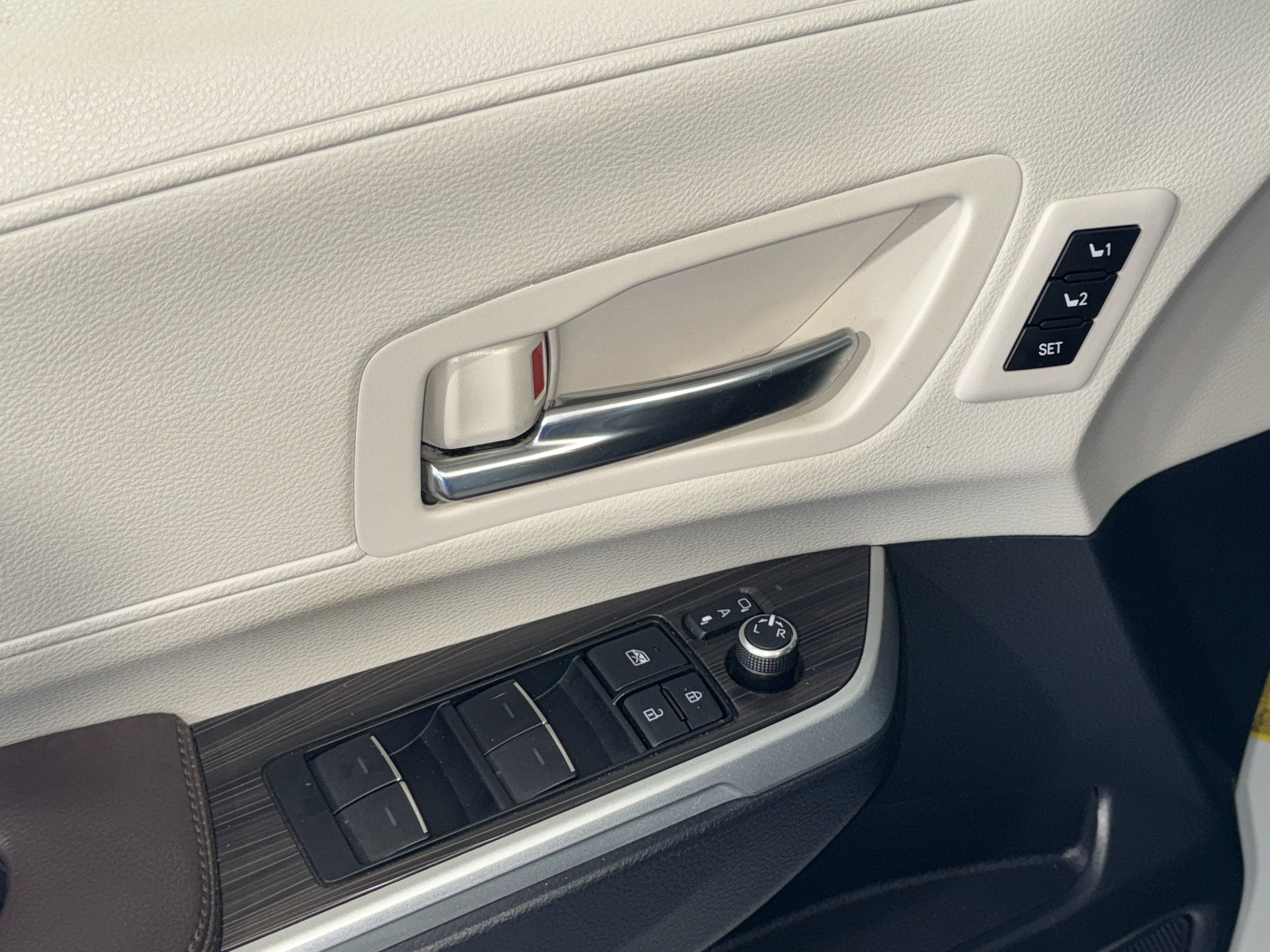 Used 2021 Toyota Sienna Platinum image 18