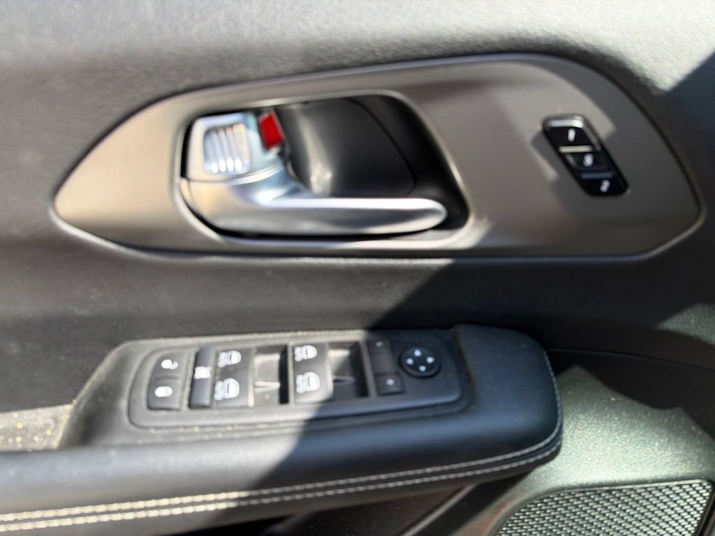 Used 2025 Chrysler Pacifica Select FWD image 25