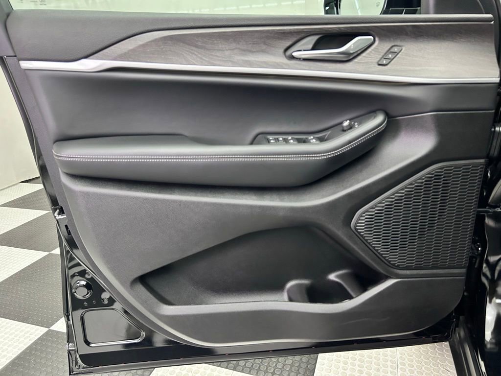 New 2025 Jeep Grand Cherokee Limited w/ Black Appearance Package image 13