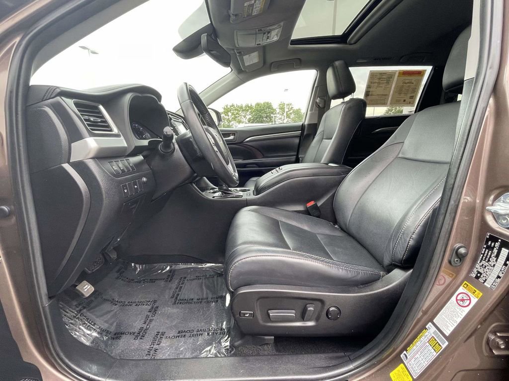Used 2019 Toyota Highlander Limited FWD image 21