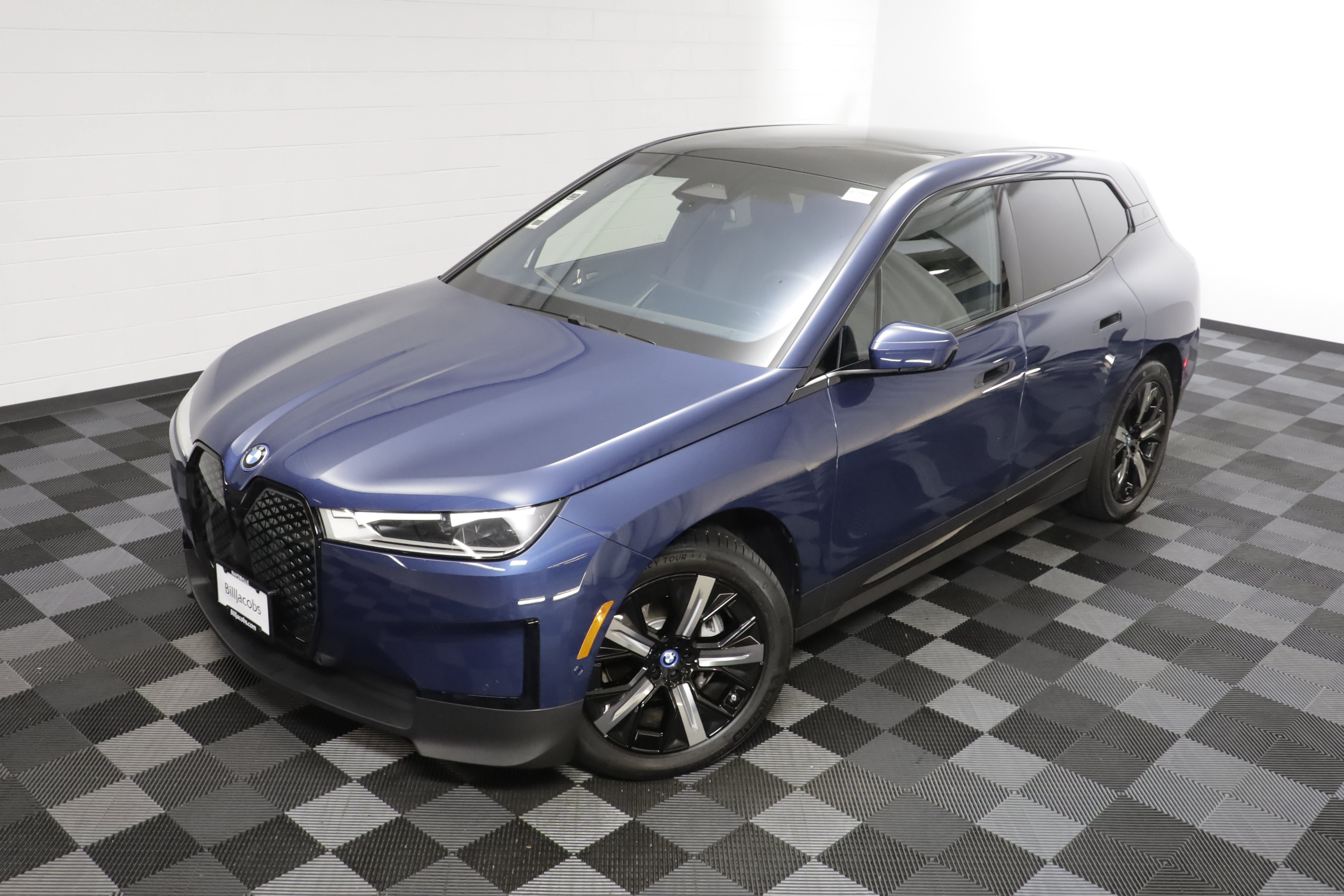 Used 2024 BMW iX xDrive50 w/ Premium Package AWD/4WD image 2